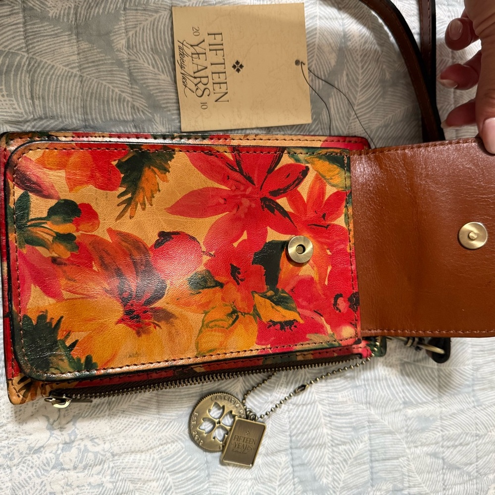 🥀 Patricia Nash Red and Orange Crossbody Bag with Autumn Floral Design 🍑 - Picture 4 of 5